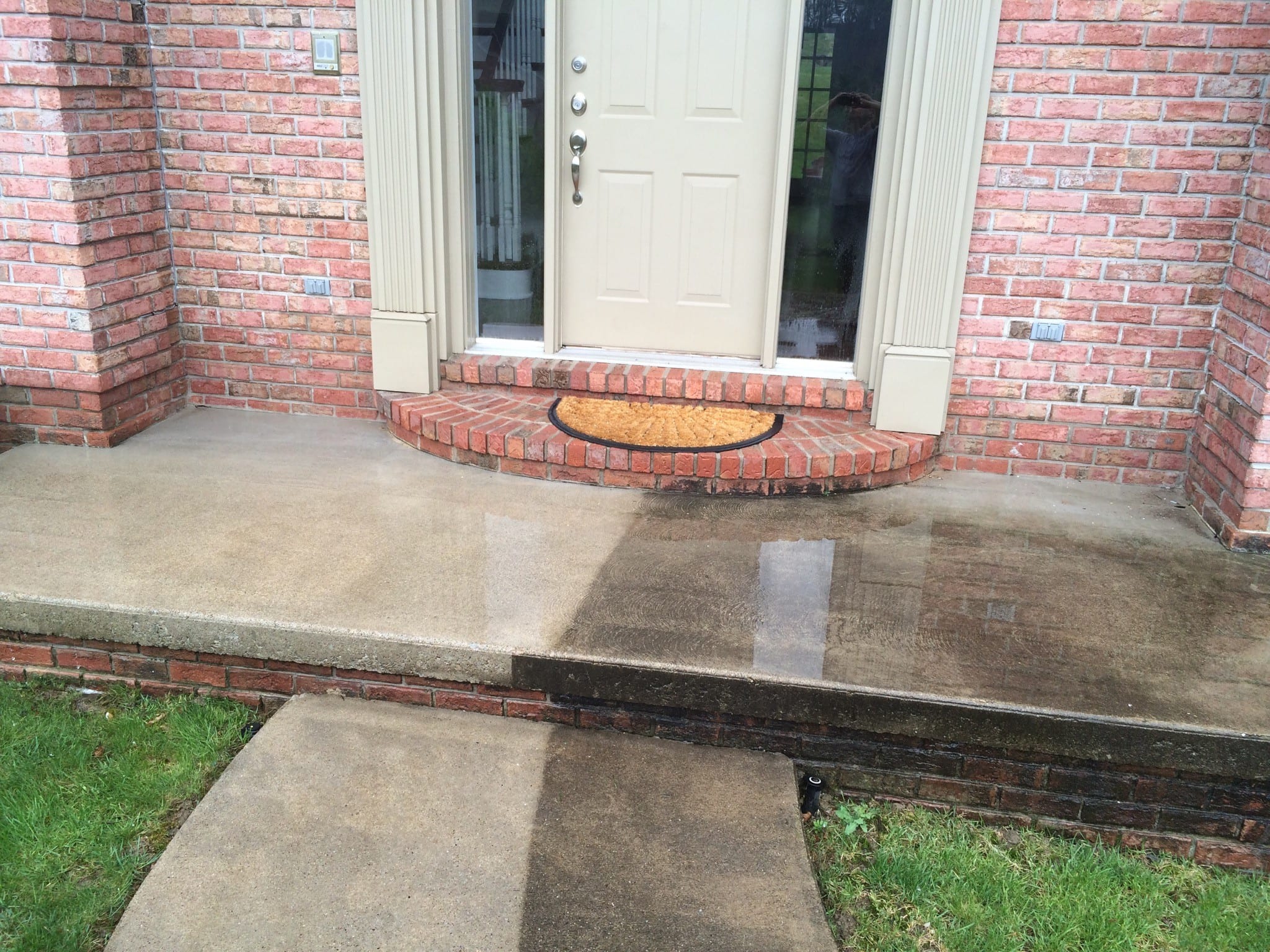 Make every surface a welcome mat to the rest of your property! h2oTEKS specializes in residential concrete cleaning and sealing solutions that is best for your home and the best in curb appeal.